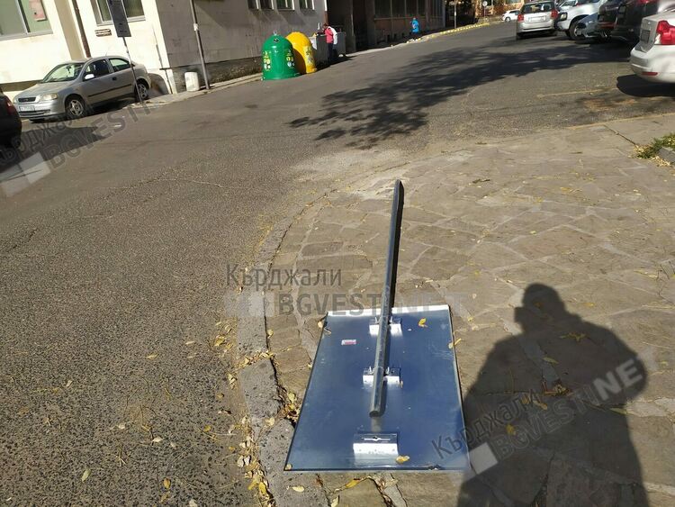 Събореният нов знак