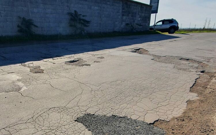 Попълват дупките по пътя между надлезите в Първомай