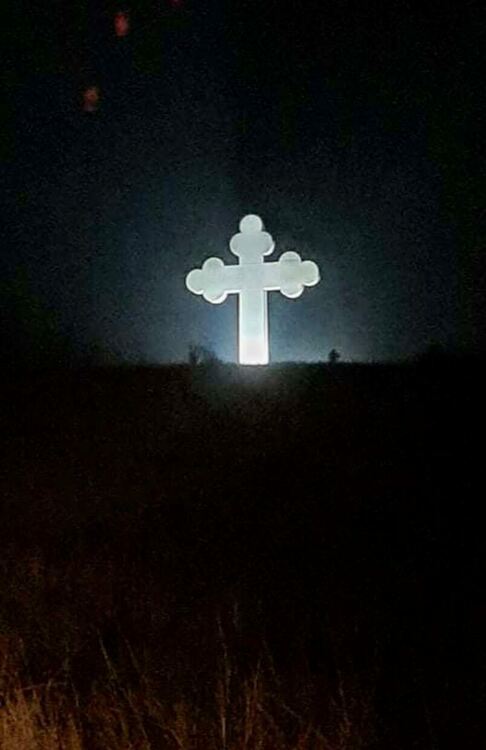 Довършиха къта за отдих до 10-метровия кръст в село Новаково 