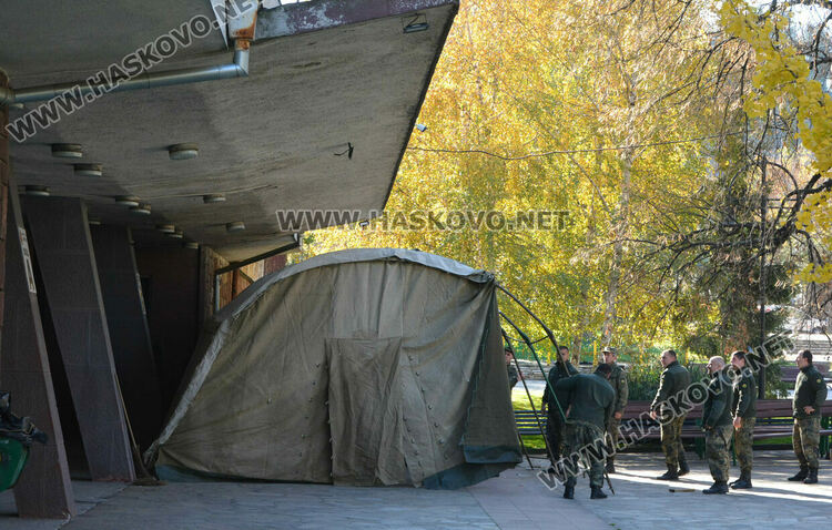 Разпънаха палатки пред зала „Дружба“ за чакащите за предаване на изборните книжа
