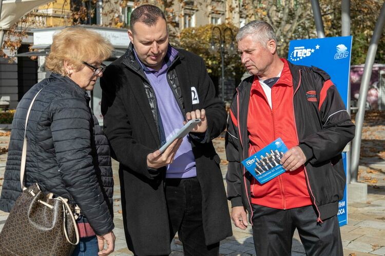 Кандидатите за народни представители на ГЕРБ проведоха разяснителна кампания за начина на гласуване в Димитровград