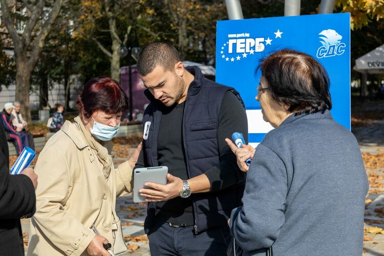Кандидатите за народни представители на ГЕРБ проведоха разяснителна кампания за начина на гласуване в Димитровград