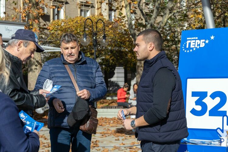 Кандидатите за народни представители на ГЕРБ проведоха разяснителна кампания за начина на гласуване в Димитровград