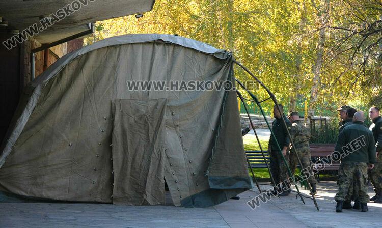 Разпънаха палатки пред зала „Дружба“ за чакащите за предаване на изборните книжа