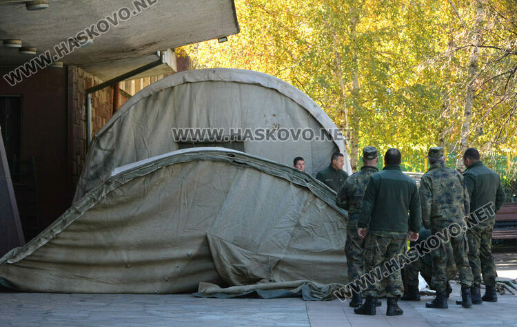Разпънаха палатки пред зала „Дружба“ за чакащите за предаване на изборните книжа