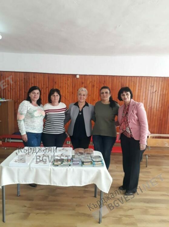 Изследователката Несрин Къратлъ дари стотици книги на читалището и училището в Черноочене