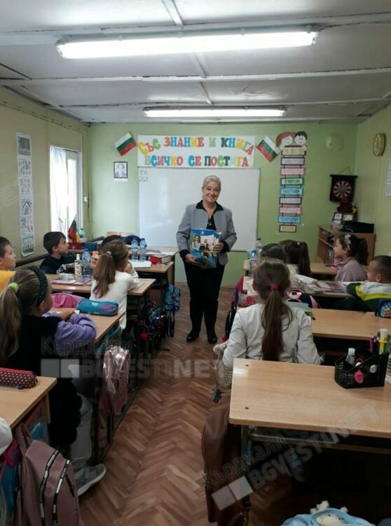 Изследователката Несрин Къратлъ дари стотици книги на читалището и училището в Черноочене