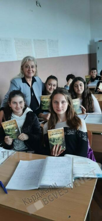 Изследователката Несрин Къратлъ дари стотици книги на читалището и училището в Черноочене