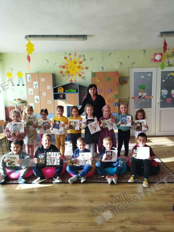 Изследователката Несрин Къратлъ дари стотици книги на читалището и училището в Черноочене