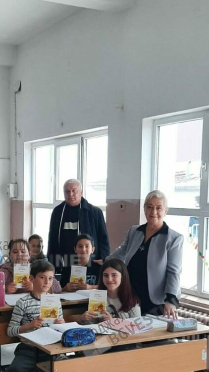 Изследователката Несрин Къратлъ дари стотици книги на читалището и училището в Черноочене