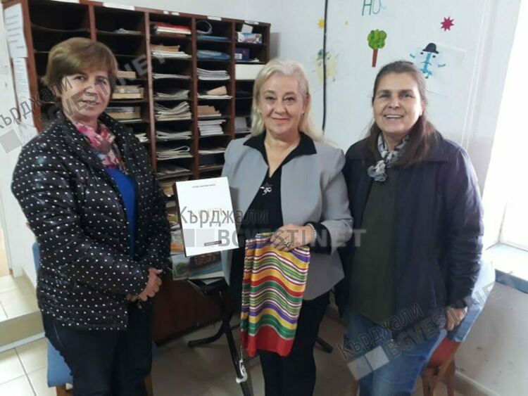 Изследователката Несрин Къратлъ дари стотици книги на читалището и училището в Черноочене