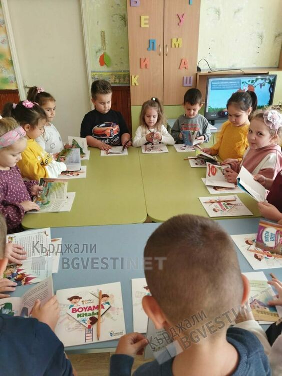 Изследователката Несрин Къратлъ дари стотици книги на читалището и училището в Черноочене