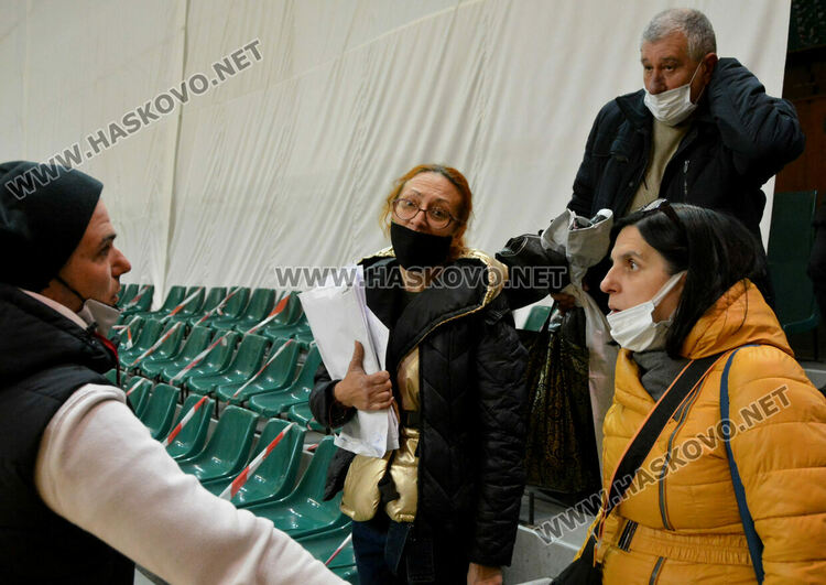 Секциите започнаха да предават бюлетините и изборните книжа