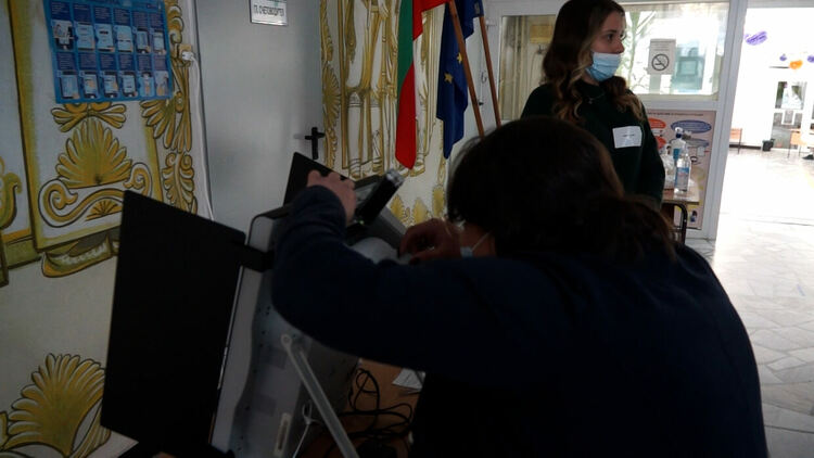 Проблем с машина в с.Хвойна, в 15-та секция в Смолян също спряха работа за 15 минути