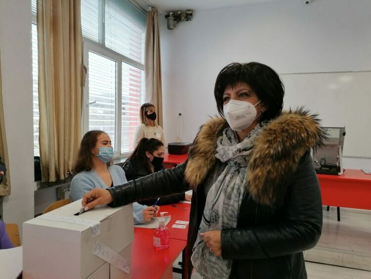 Цвета Караянчева: Гласувах за работещ парламент