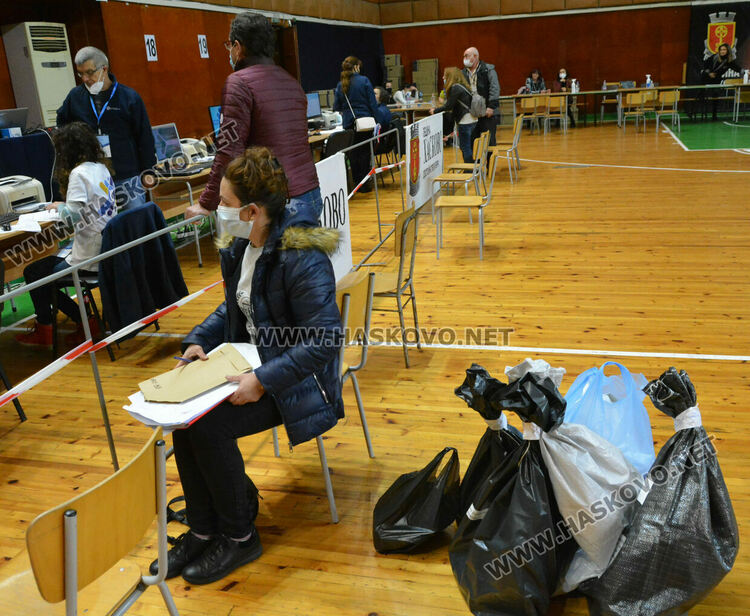 Секциите започнаха да предават бюлетините и изборните книжа