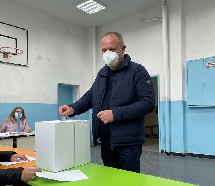 Кметът на общината Николай Митков упражни правото си на глас