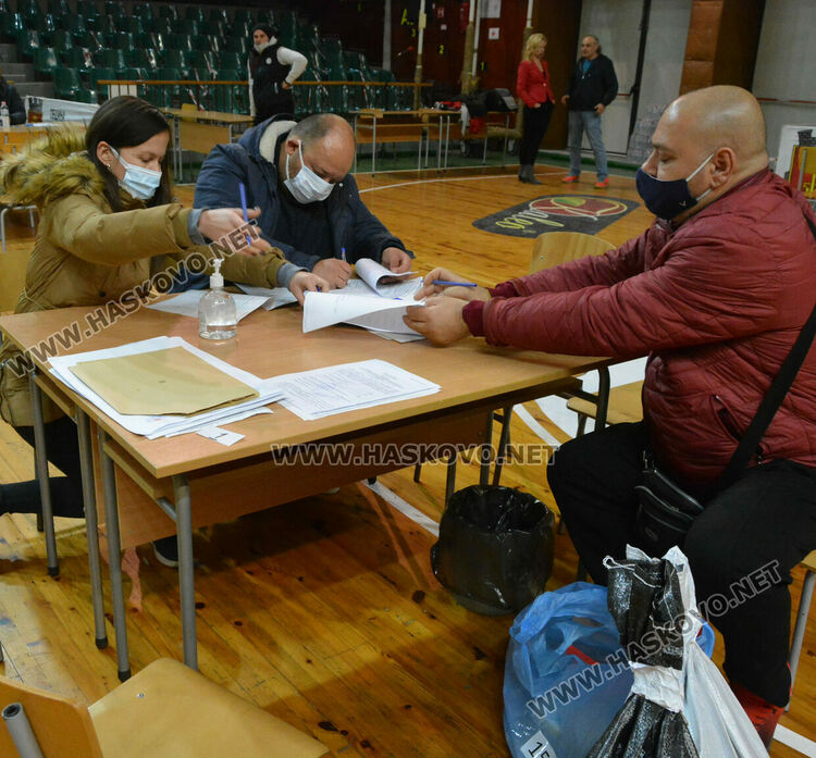 Секциите започнаха да предават бюлетините и изборните книжа
