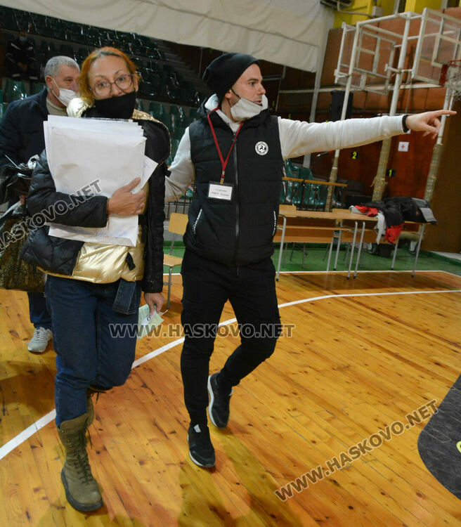 Секциите започнаха да предават бюлетините и изборните книжа