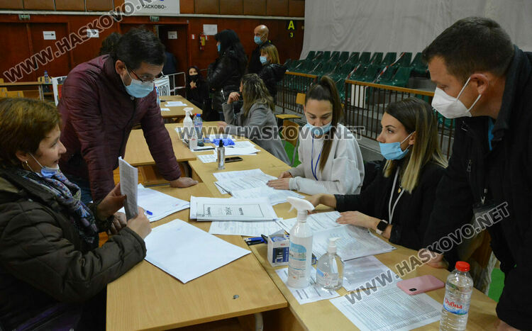 Секциите започнаха да предават бюлетините и изборните книжа