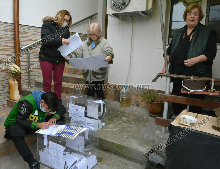 Бинка Калинова (вдясно)