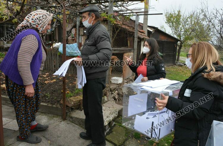 Хайрие (вляво)