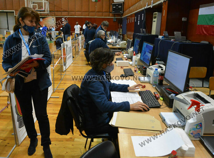 Секциите започнаха да предават бюлетините и изборните книжа