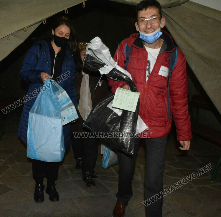 Секциите започнаха да предават бюлетините и изборните книжа