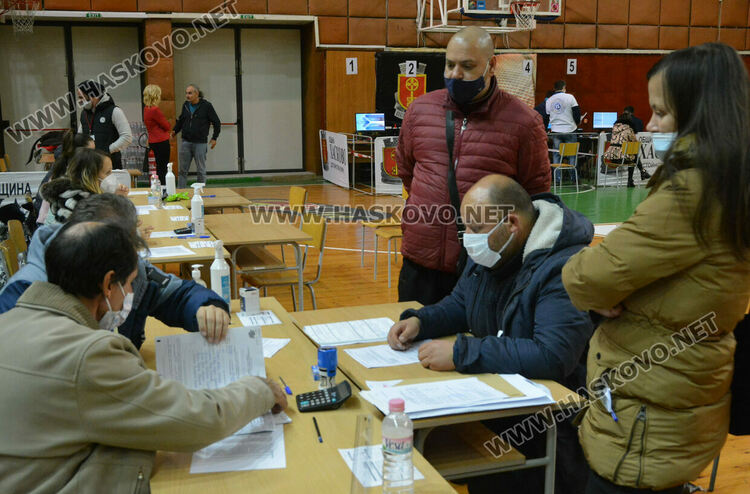 Секциите започнаха да предават бюлетините и изборните книжа