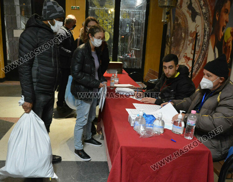 Секциите започнаха да предават бюлетините и изборните книжа