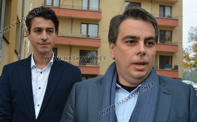 Асен Василев (вдясно)