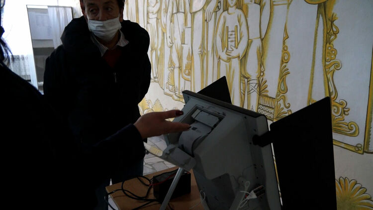 Проблем с машина в с.Хвойна, в 15-та секция в Смолян също спряха работа за 15 минути