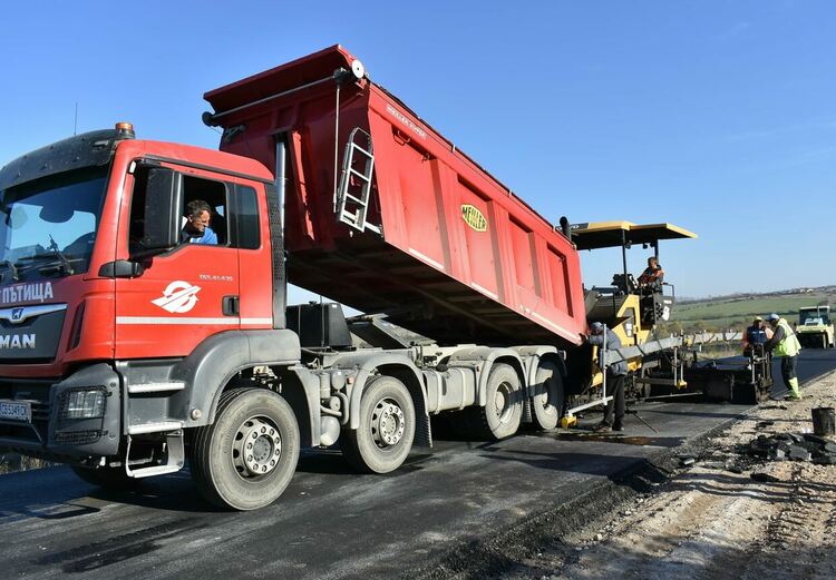 Затварят пътя Долнослав - Тополово, обходът е през Поройна 
