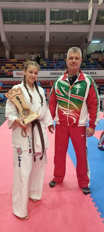 Европейската бронзова медалистка по шин киокушин Елица Иванова се върна в Хасково