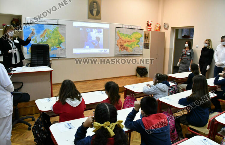 Тестването като игра в училище. 30 третокурсници от Тракийския университет помагат в клас