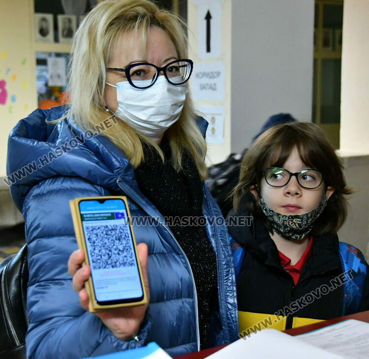 Тестването като игра в училище. 30 третокурсници от Тракийския университет помагат в клас