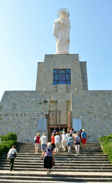 Монументът на Св. Богородица в Хасково