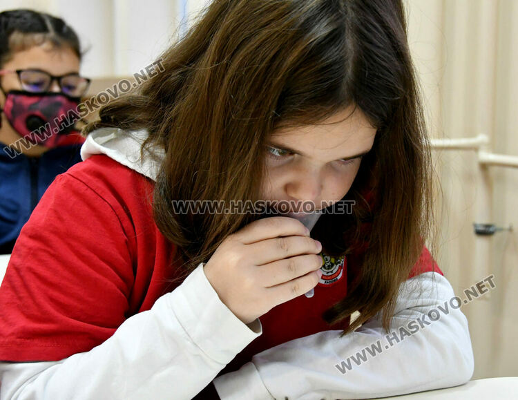 Тестването като игра в училище. 30 третокурсници от Тракийския университет помагат в клас