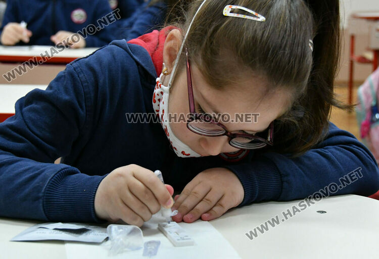 Тестването като игра в училище. 30 третокурсници от Тракийския университет помагат в клас