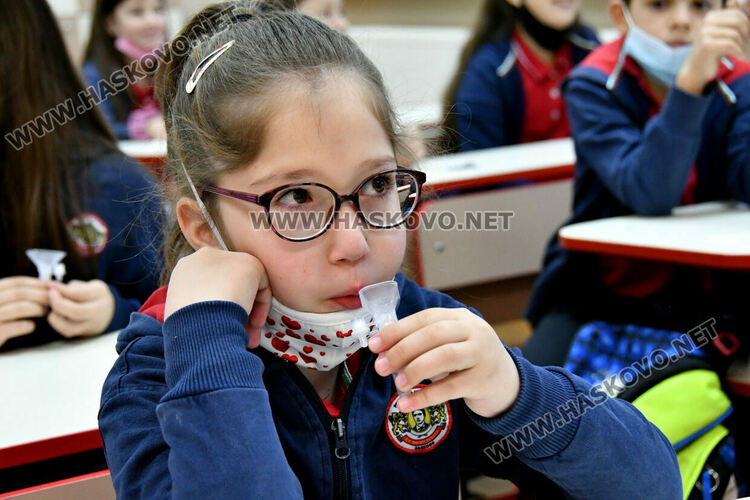 Тестването като игра в училище. 30 третокурсници от Тракийския университет помагат в клас