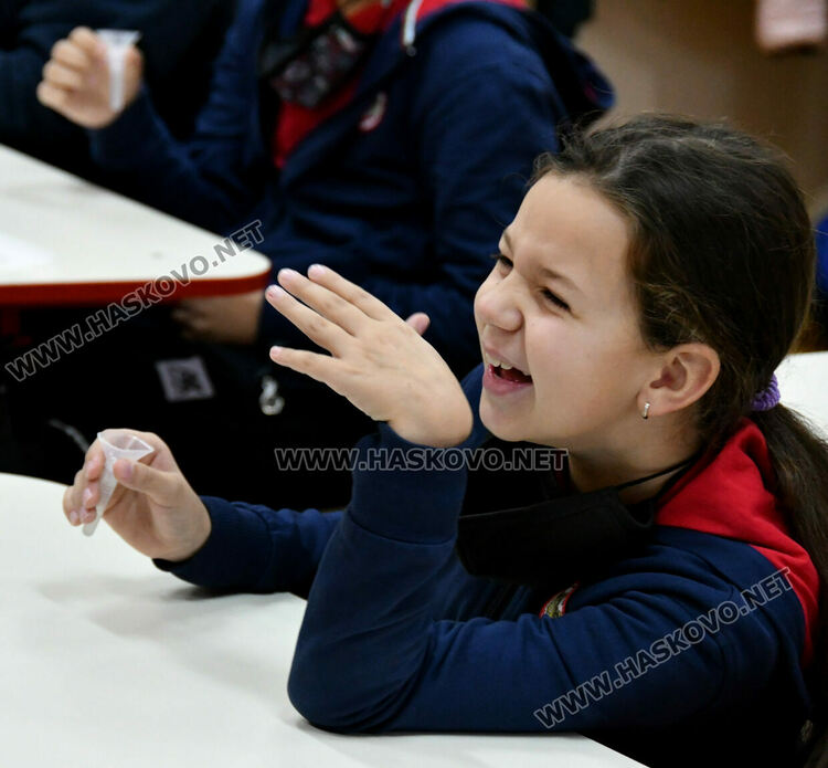 Тестването като игра в училище. 30 третокурсници от Тракийския университет помагат в клас