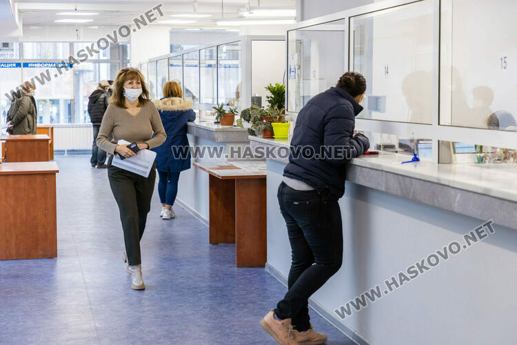 Данъчното в Хасково с нов салон на професионалния си празник