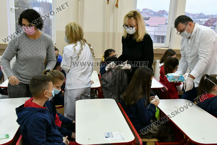 Тестването като игра в училище. 30 третокурсници от Тракийския университет помагат в клас