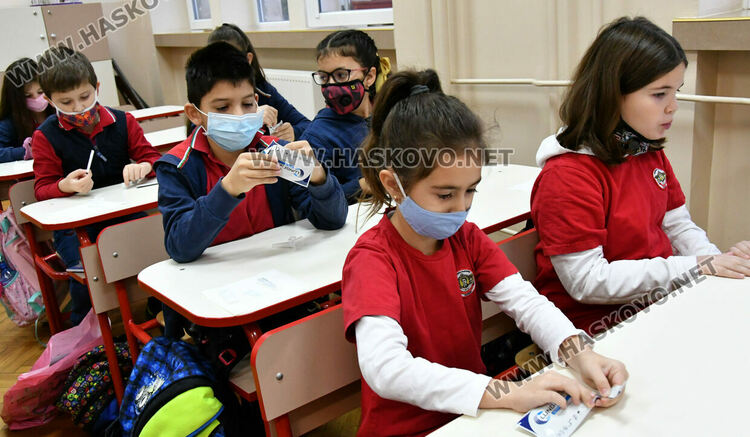 Тестването като игра в училище. 30 третокурсници от Тракийския университет помагат в клас