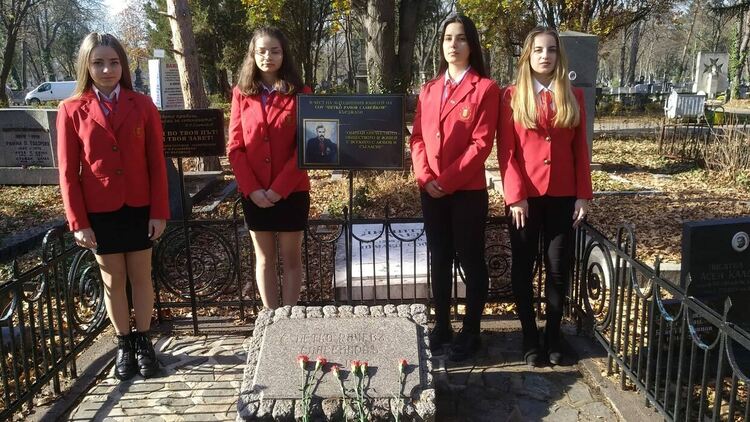 Славейковци почетоха паметта на своя патрон пред гроба му в столицата