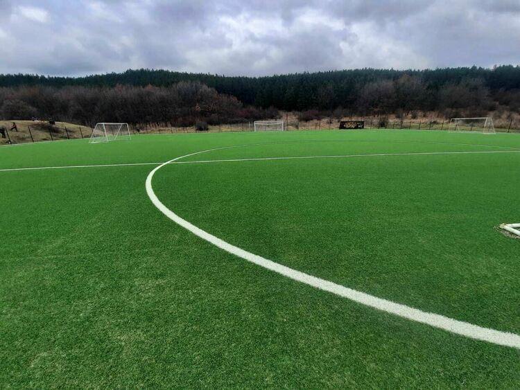 Модерно футболно игрище е изградено до стадион "Металург" в Перник