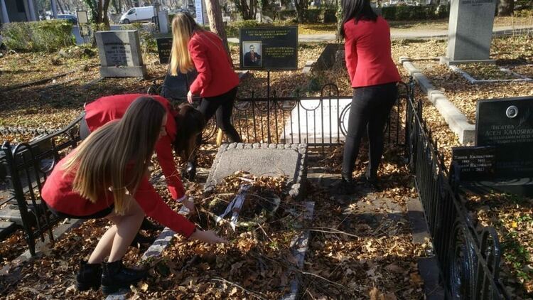 Славейковци почетоха паметта на своя патрон пред гроба му в столицата