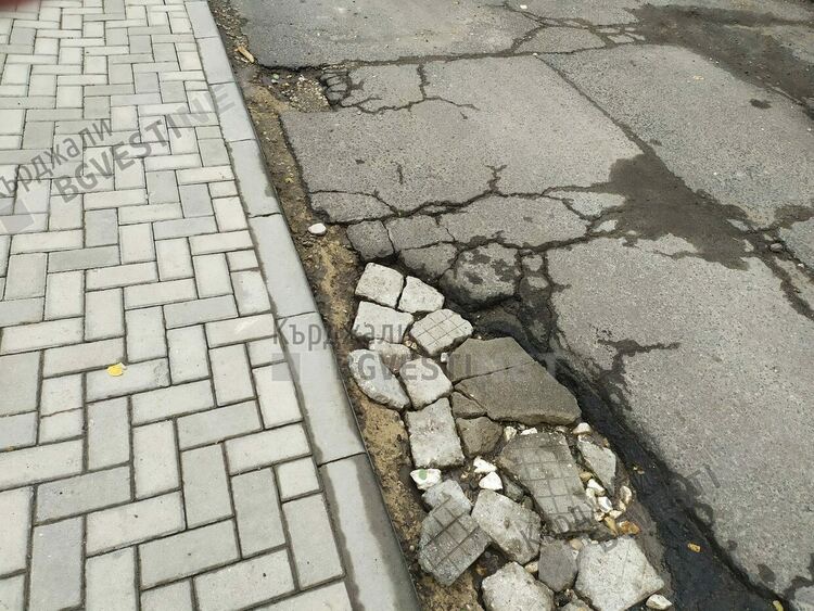 Кърджалийци с ноу-хау за запълване на дупките по улиците,  в ход е инициативата „Направи си сам”