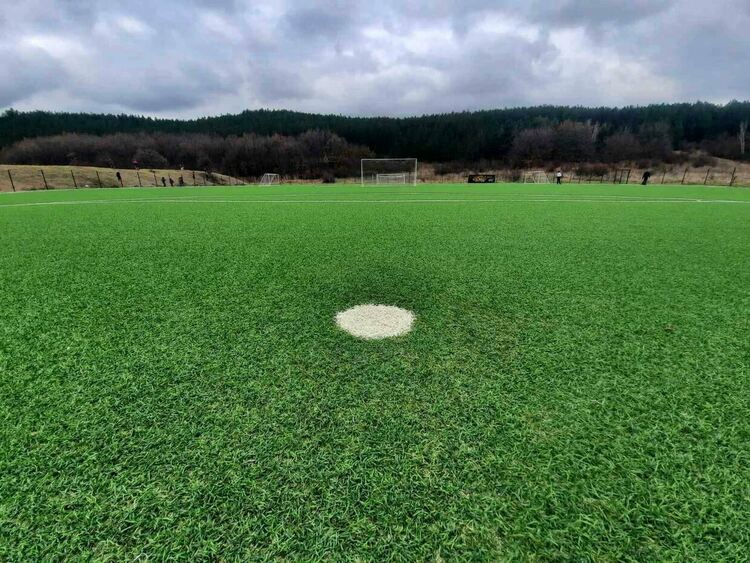 Модерно футболно игрище е изградено до стадион "Металург" в Перник