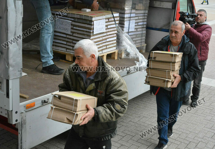 Изборните книжа за Хасково и Кърджали пристигнаха ден по-рано от бюлетините